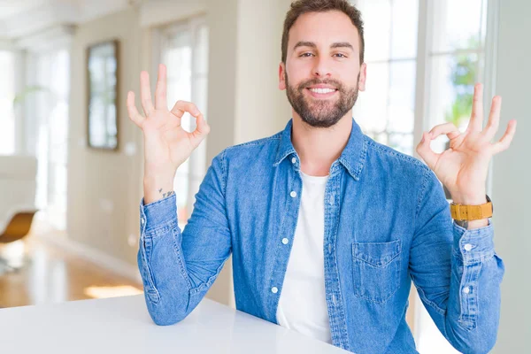 Hombre Guapo Casa Relajarse Sonreír Con Los Ojos Cerrados Haciendo —  Fotos de Stock