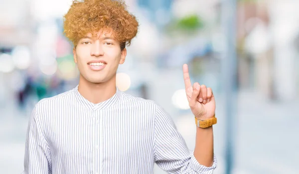 Nuori Komea Liikemies Afro Hiukset Yllään Tyylikäs Paita Näyttää Osoittaa — kuvapankkivalokuva