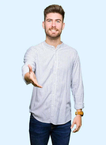 Joven Hombre Guapo Sonriendo Amistoso Ofreciendo Apretón Manos Como Saludo — Foto de Stock