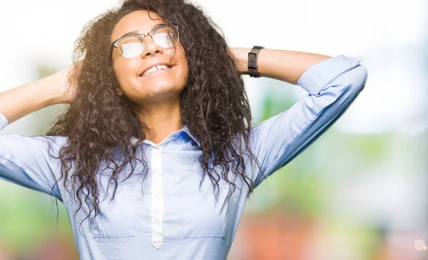 Menina Negócios Bonita Nova Com Cabelo Encaracolado Usando Óculos Relaxar — Fotografia de Stock