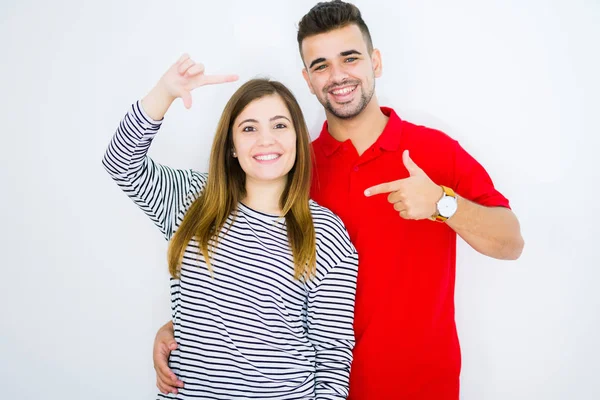 Jovem Casal Bonito Juntos Sobre Fundo Isolado Branco Sorrindo Fazendo — Fotografia de Stock