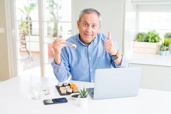Przystojny Biznes Starszy Człowiek Jedzenia Sushi Dostawy Podczas Pracy Przy — Zdjęcie stockowe