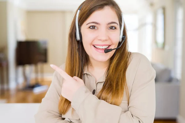 Belle Jeune Opératrice Portant Casque Bureau Gaie Avec Sourire Visage — Photo