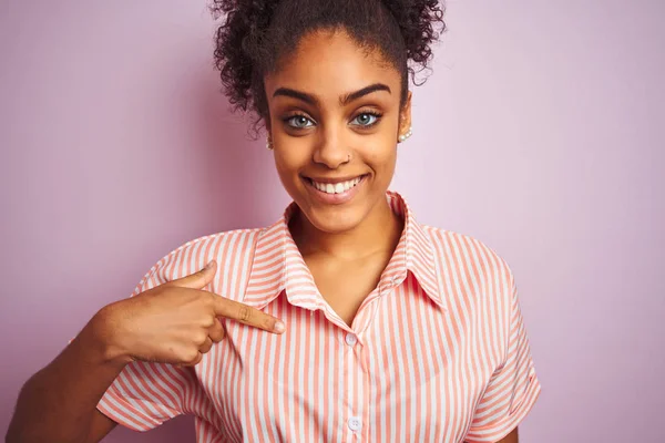 Афроамериканець Жінка Носить Випадкові Смугастій Сорочці Стоячи Над Ізольованим Рожевим — стокове фото