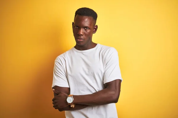 Fiatal Afro Amerikai Férfi Visel Fehér Póló Alatt Álló Elszigetelt — Stock Fotó