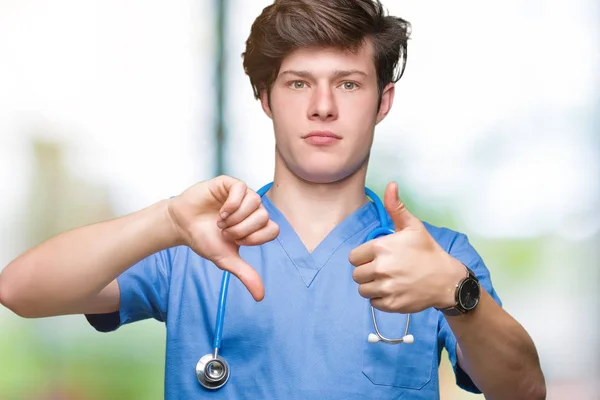 Junger Arzt Medizinischer Uniform Über Isoliertem Hintergrund Daumen Hoch Und — Stockfoto