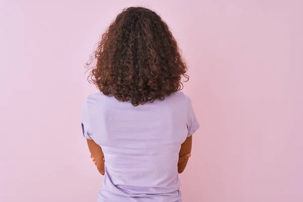 Νέα Βραζιλιάνικη Γυναίκα Φορώντας Shirt Στέκεται Πάνω Από Απομονωμένο Ροζ — Φωτογραφία Αρχείου