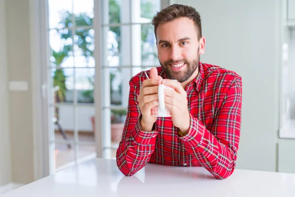 Bell Uomo Che Beve Una Tazza Caffè Casa — Foto Stock