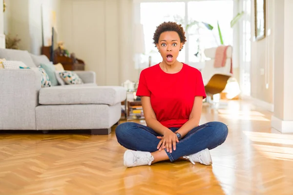 Νεαρή Όμορφη Αφρικανική Αμερικανίδα Κάθεται Στο Πάτωμα Στο Σπίτι Φοβισμένος — Φωτογραφία Αρχείου