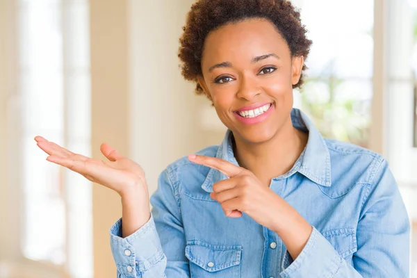 Jonge Mooie Afro Amerikaanse Vrouw Verbaasd Glimlachend Naar Camera Terwijl — Stockfoto