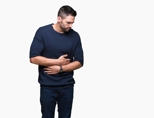 Молодой красивый мужчина в свитере на изолированном фоне с рукой на животе, потому что тошнота, болезненное заболевание чувствует себя нездоровым. Концепция Ache
.
