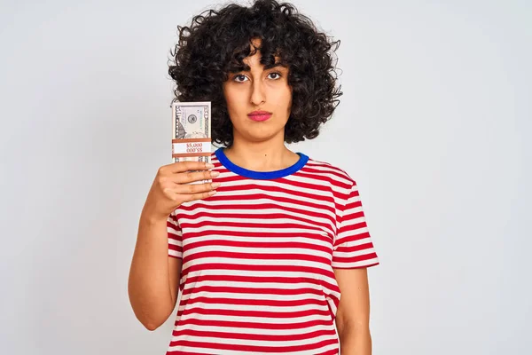 Молодая Арабская Женщина Кудрявыми Волосами Держащая Доллары Стоящая Изолированном Белом — стоковое фото