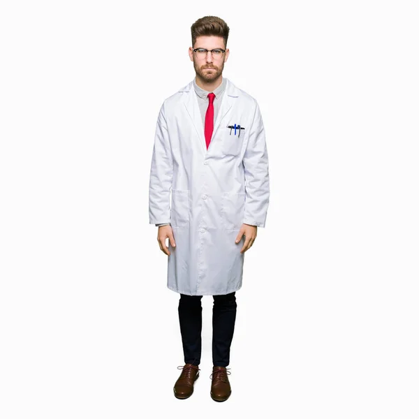 Νέος Επιστήμονας Όμορφος Άνδρας Φορώντας Γυαλιά Σκεπτικιστής Και Νευρικό Συνοφρυωμένος — Φωτογραφία Αρχείου