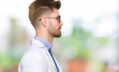 Tarafına, arayan genç yakışıklı bilim adam gözlük dinlenmek doğal yüz emin gülümseme ile pozuyla profil.