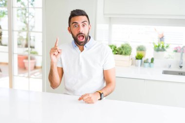 Yakışıklı İspanyol başarılı fikir kadar rahat beyaz t-shirt ev işaret parmağı, dostum. Çıktıktan ve mutlu. Bir numara.