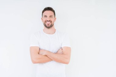 Yakışıklı delikanlı ile izole arka plan mutlu yüz gülümseyen üzerinde rahat beyaz t-shirt giyen silah kameraya bakarak geçti. Olumlu bir kişi.