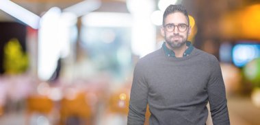 Komik surat ile yanakları şişirme izole arka plan üzerinde gözlük takan yakışıklı delikanlı. Ağız ile hava, deli ifade şişirilmiş.