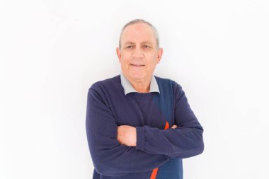 Neşeli, mutlu ve pozitif eğilimli çapraz kolları olan beyaz arka plan üzerinde gülümseyen yakışıklı orta yaş komuta sizde