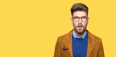 Korkuyor ve şok sürpriz ifade, korku ve heyecan yüz ile gözlüklü genç yakışıklı iş adamı.