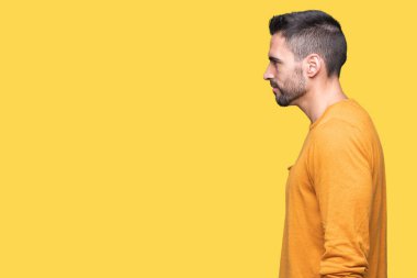 Yakışıklı delikanlı izole arka tarafına, seyir üzerinde dinlenmek doğal yüz emin gülümseme ile pozuyla profili.