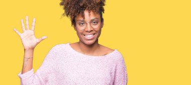 Güzel genç Afro-Amerikan kadın gözlük gösterilen ve parmakları ile işaret izole arka plan üzerinde kendinden emin ve mutlu gülümseyerek süre 5 numara.