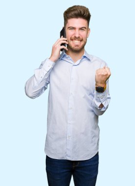 Genç yakışıklı bir duygu tezahürat adam iş gurur çığlık ve zafer ve başarı çok heyecanlı, kutluyor Smartphone'da konuşuyor