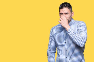 Yakışıklı delikanlı bir şey pis ve iğrenç kokulu izole arka plan, dayanılmaz koku, holding nefes burun parmaklar ile. Kötü kokuyor kavramı.