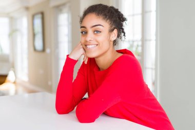 Güzel genç Afrikalı Amerikalı kadın neşeli, dinozor gülümsüyor