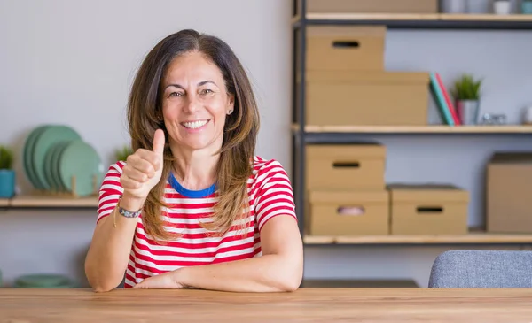 Femme Âgée Âge Moyen Assis Table Maison Faisant Des Pouces — Photo