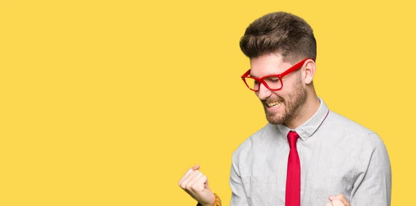Fiatal Jóképű Üzletember Szemüveg Nagyon Boldog Izgatott Ezzel Győztes Gesztus — Stock Fotó