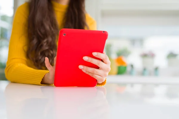 Όμορφη νεαρή γυναίκα που εργάζεται χρησιμοποιώντας tablet touchpad — Φωτογραφία Αρχείου