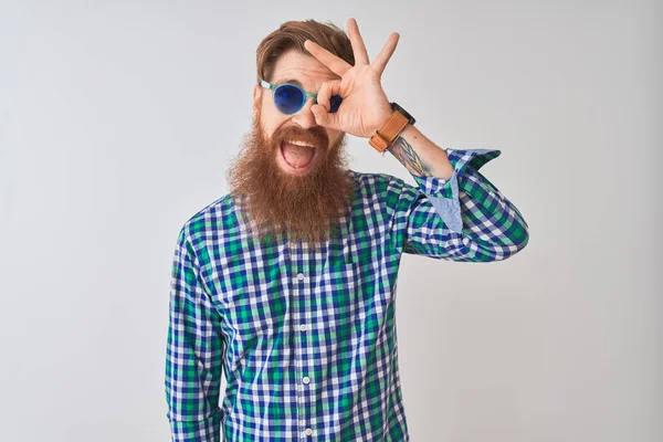 Jonge Redhead Ierse Man Dragen Casual Shirt Zonnebril Geïsoleerde Witte — Stockfoto