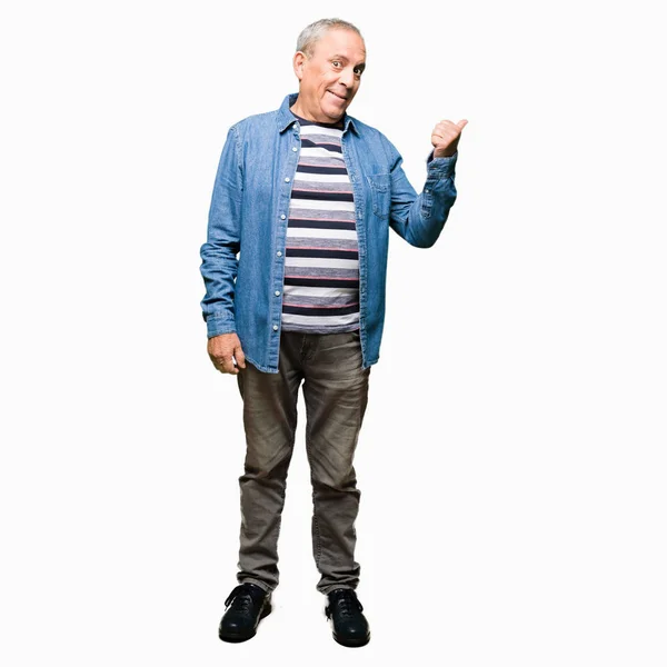 Schöner Älterer Mann Jeansjacke Lächelt Mit Glücklichem Gesicht Und Zeigt — Stockfoto