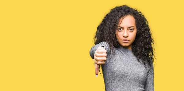 Menina Bonita Nova Com Cabelo Encaracolado Olhar Infeliz Irritado Mostrando — Fotografia de Stock