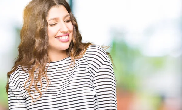 Jovem Mulher Bonita Vestindo Listras Camisola Olhando Para Lado Com — Fotografia de Stock