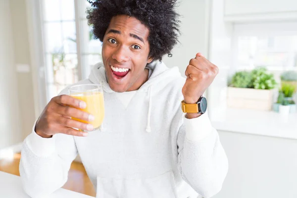 Uomo Afroamericano Che Tiene Beve Bicchiere Succo Arancia Urlando Orgoglioso — Foto Stock