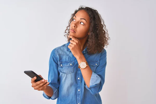 Mujer Brasileña Joven Usando Teléfono Inteligente Pie Sobre Fondo Blanco — Foto de Stock