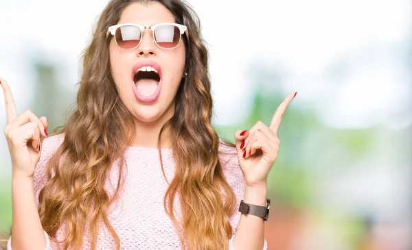 Junge Schöne Frau Mit Sonnenbrille Und Rosa Pullover Erstaunt Und — Stockfoto