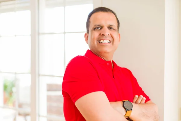 Hombre de mediana edad sonriendo confiado a la cámara en casa —  Fotos de Stock