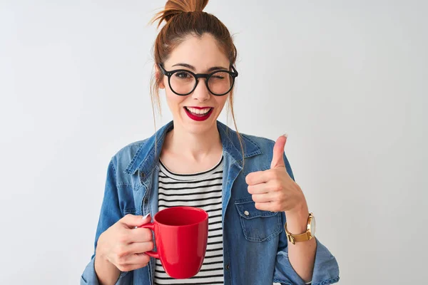 Joven Hermosa Pelirroja Bebiendo Taza Café Sobre Fondo Blanco Aislado —  Fotos de Stock