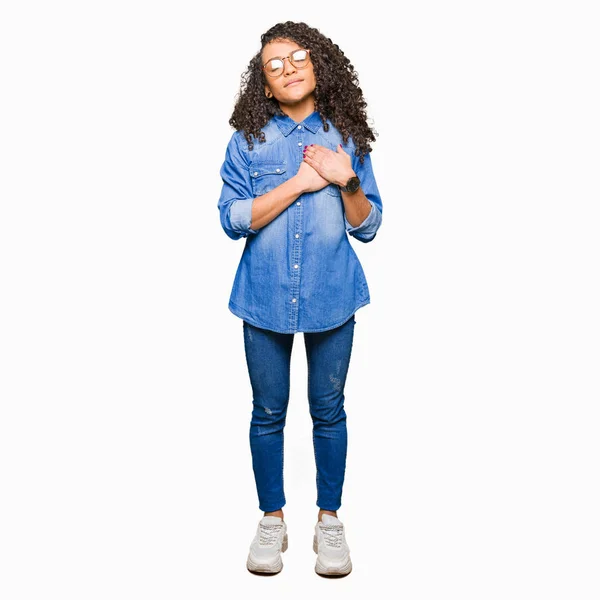 Joven Hermosa Mujer Con Pelo Rizado Con Gafas Sonriendo Con —  Fotos de Stock