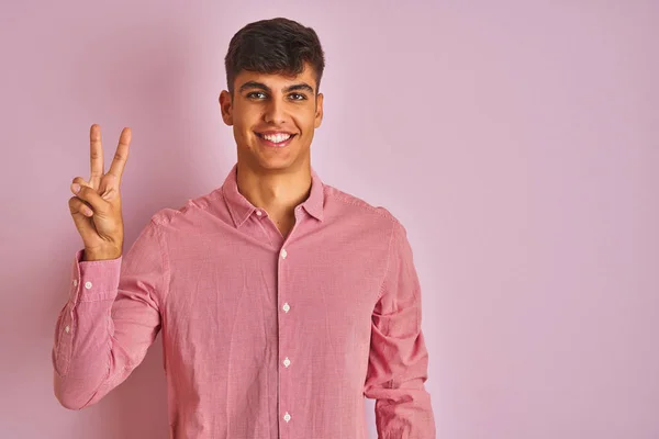 Homem Indiano Jovem Vestindo Camisa Elegante Sobre Fundo Rosa Isolado — Fotografia de Stock
