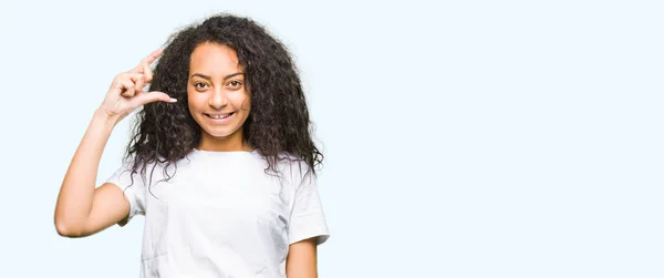 Ung Vacker Tjej Med Lockigt Hår Bär Casual Vit Shirt — Stockfoto