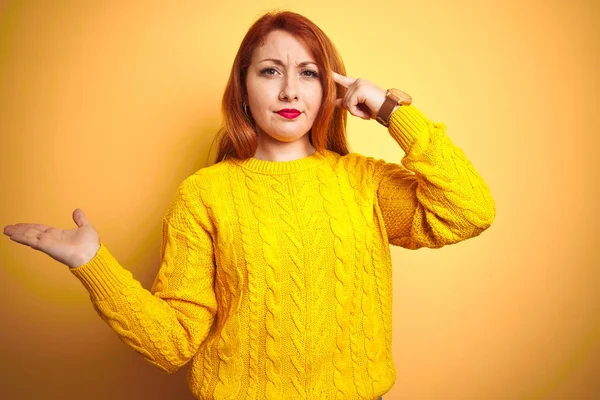 Bella Donna Rossa Che Indossa Maglione Invernale Piedi Sopra Isolato — Foto Stock