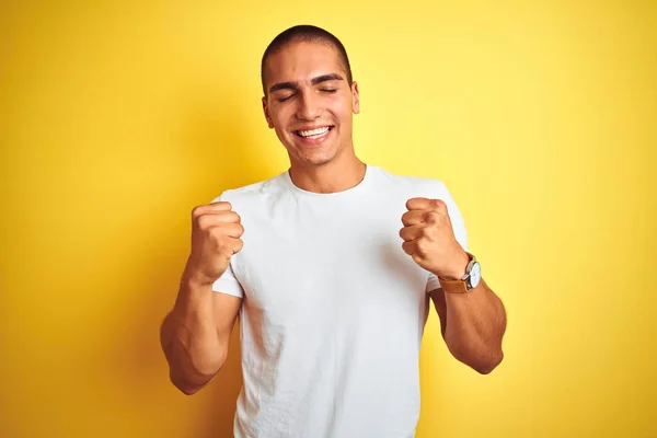 Hombre Caucásico Joven Con Camiseta Blanca Casual Sobre Fondo Aislado — Foto de Stock