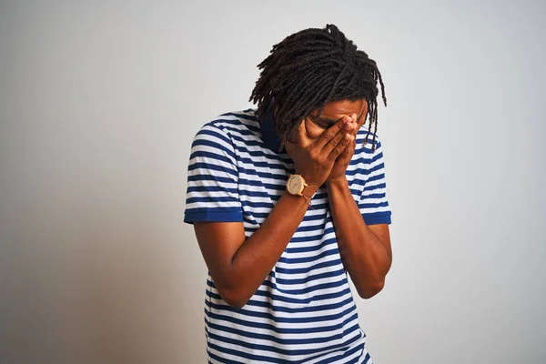 Hombre Afro Con Rastas Con Polo Azul Rayado Pie Sobre — Foto de Stock