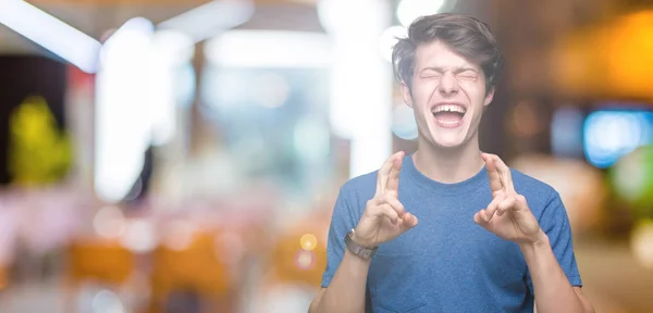 Homem Bonito Jovem Vestindo Camiseta Azul Sobre Fundo Isolado Sorrindo — Fotografia de Stock