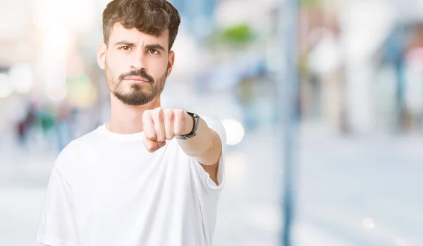 Jeune Bel Homme Portant Shirt Blanc Sur Fond Isolé Poing — Photo