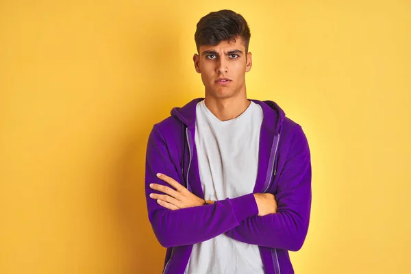 Jeune Homme Indien Portant Sweat Violet Debout Sur Fond Jaune — Photo