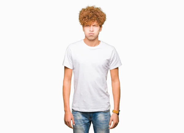 Όμορφος Νεαρός Άφρο Μαλλιά Φορώντας Περιστασιακή Λευκό Shirt Ξεφυσήξει Μάγουλα — Φωτογραφία Αρχείου